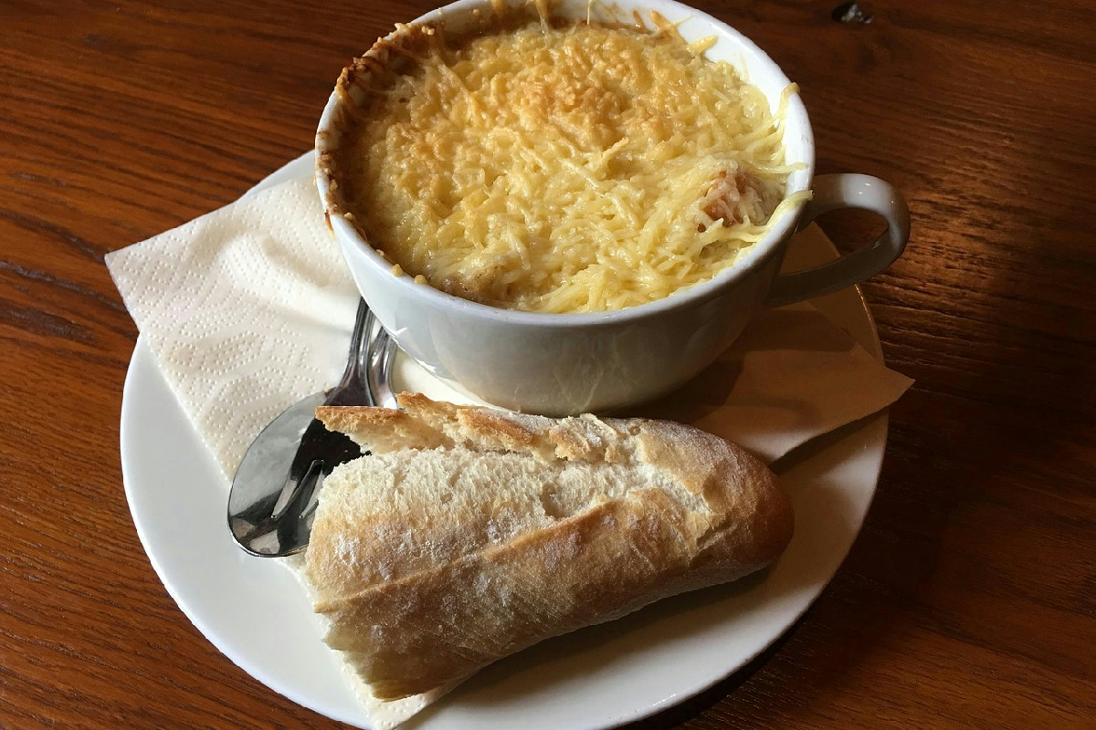Herzhafte Zwiebelsuppe mit cremigem Emmentaler – perfektes Rezept für genussvolle, kalte Abende